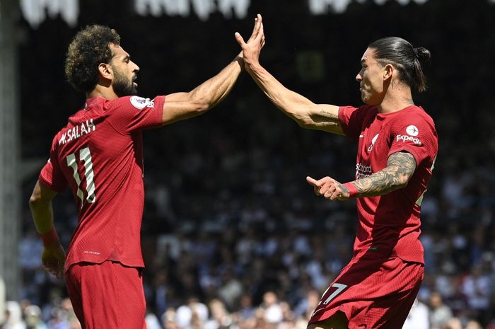 Darwin Nunez (kanan) dan Mohamed Salah merayakan gol Liverpool ke gawang Fulham dalam partai Liga Inggris di Craven Cottage, London (6/8/2022).