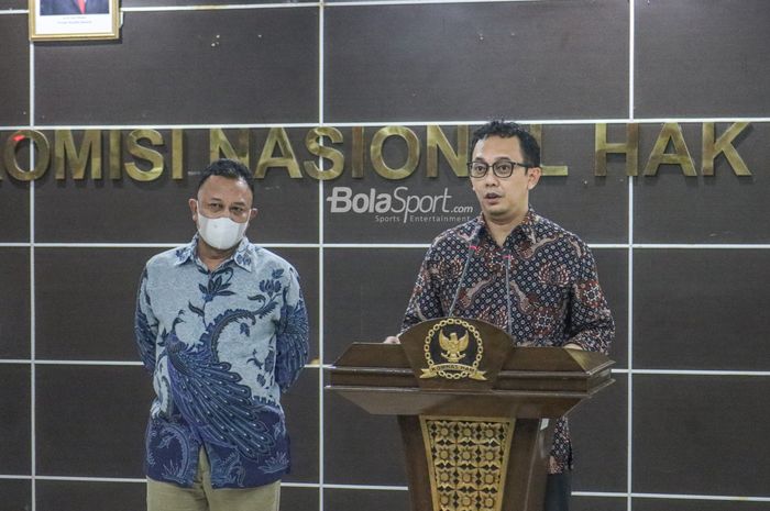 Dua Komisioner Komnas HAM, Choirul Anam (kiri) dan Beka Ulung Hapsara (kanan), sedang memberikan keterangan kepada awak media di Komnas HAM, Menteng, Jakarta, 19 Oktober 2022.