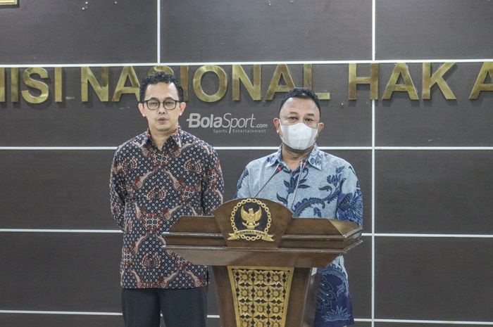 Dua Komisioner Komnas HAM, Beka Ulung Hapsara (kiri) dan Choirul Anam (kanan), sedang memberikan keterangan kepada awak media di Komnas HAM, Menteng, Jakarta, 19 Oktober 2022.