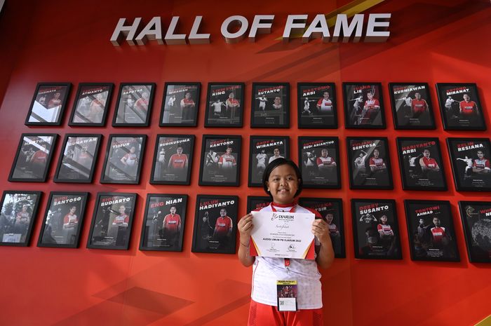 Adik pebulu tangkis ganda putri Indonesia, Siti Fadia Silva Ramadanti, Khanza Zulfanihayah, berpose dengan sertifikan setelah menjalani tes skrining pertama Audisi Umum PB Djarum 2022 di GOR Jati, Kudus, Rabu  (19/10/2022).
