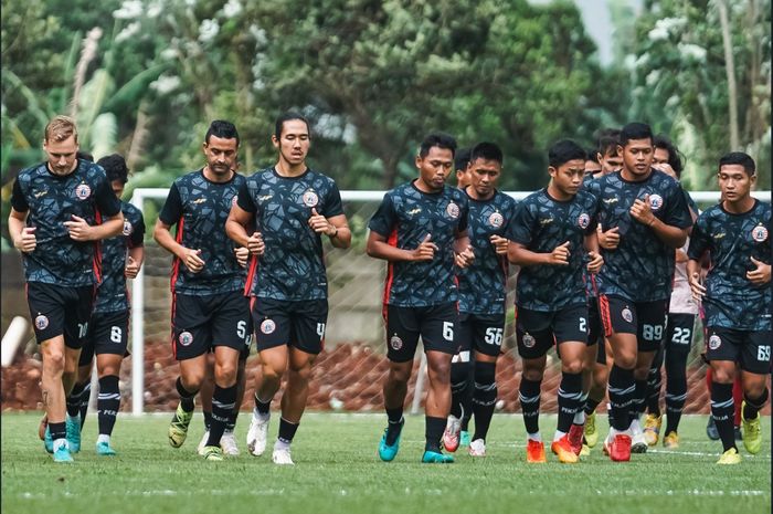 Pemain Persija Jakarta saat menjalani latihan di Nirwana Park, Sawangan, Selasa (18/10/2022).