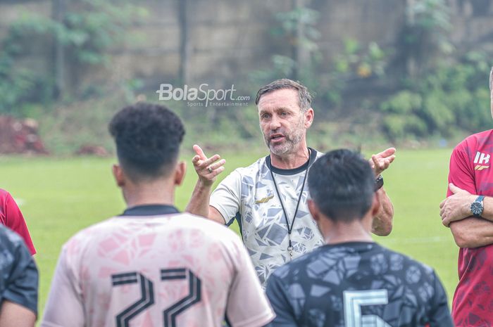 Pelatih Persija Jakarta, Thomas Doll, tampak sedang memberikan intruksi kepada para pemainnya saat berlatih di Lapangan Nirwana Park, Sawangan,  Jawa Barat, 20 Oktober 2022.