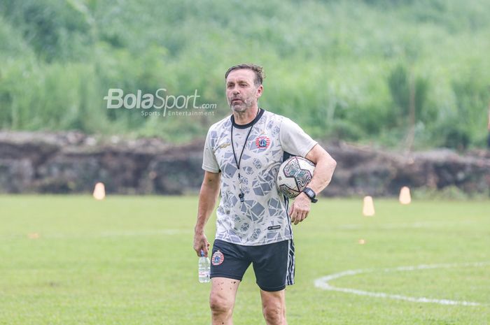 Pelatih Persija Jakarta, Thomas Doll, tampak sedang memantau para pemainnya berlatih di Lapangan Nirwana Park, Sawangan,  Jawa Barat, 20 Oktober 2022.