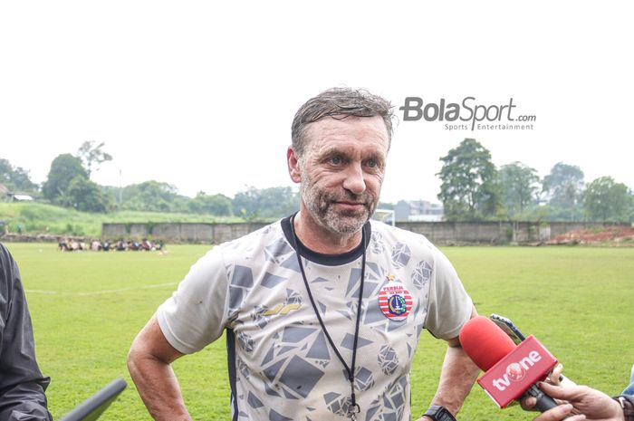 Pelatih Persija Jakarta,  Thomas Doll, sedang memberikan keterangan awak media di Lapangan Nirwana Park, Sawangan,  Jawa Barat, 20 Oktober 2022.