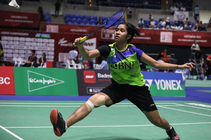 Aksi ebulu tangkis tunggal putri Indonesia, Ester Nurumi Tri Wardoyo, saat menghadapi Malaysia pada laga terakhir penyisihan grup A Kejuaraan Dunia Junior 2022