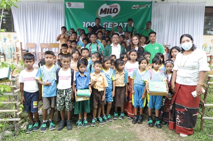 Perwakilan Nestle Milo Indonesia dalam program pendistribusian donasi 1000 sepatiu yang salah satunya menyasar ke sekolah SD Masehi Wai-Wei Sumba Timur. 