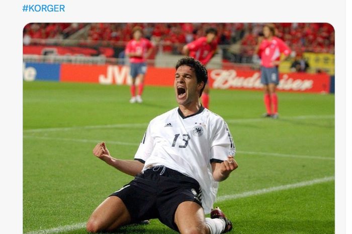 Pemain Jerman, Michael Ballack, usai mencetak gol ke gawang Korea Selatan pada semifinal Piala Dunia 2002