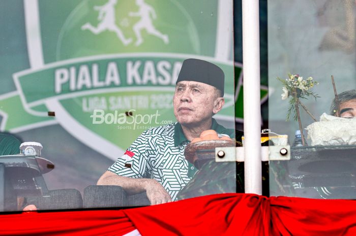 Ketua Umum PSSI, Mochamad Iriawan, tampak hadir menyaksikan pertandingan final Liga Santri 2022 di Stadion Madya, Senayan, Jakarta, 22 Oktober 2022.