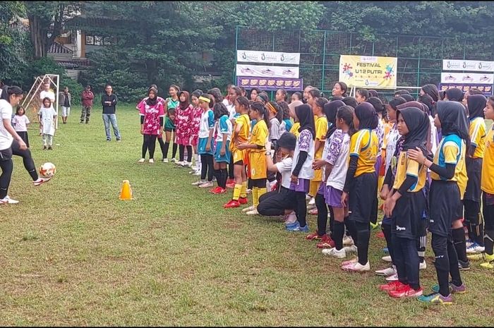 Peserta festival sepak bola putri U-12 yang digelar Asosiasi Sepak Bola Wanita (ASBWI) di Stadion PSPT, Tebet, Jakarta Selatan, Sabtu (22/10/2022).