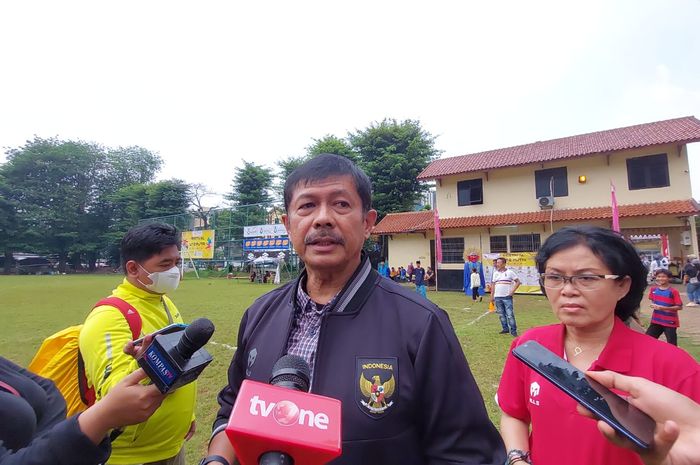 Direktur Teknik PSSI, Indra Sjafri yang turut hadir dalam festival sepak bola U-12 putri di Stadion PSPT, Tebet, Jakarta Selatan, Sabtu (22/10/2022).