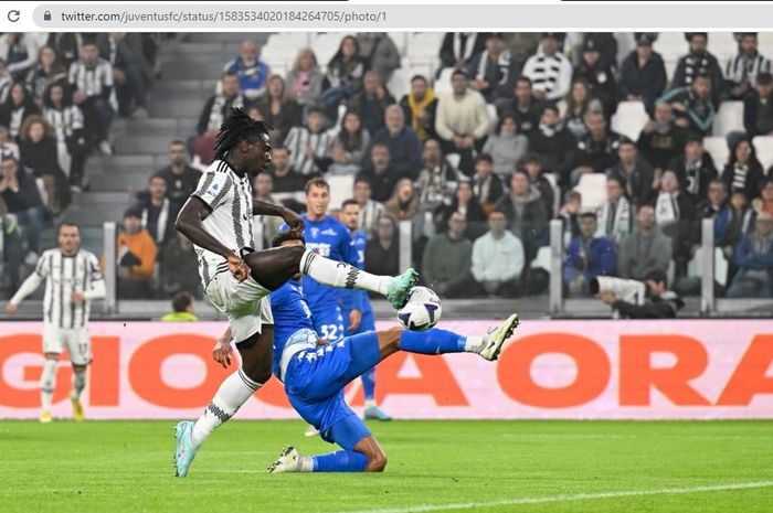 Penyerang Juventus, Moise Kean, mencetak gol ke gawang Empoli dalam matchday 11 Liga Italia 2022-2023 di Stadion Allianz, Jumat (21/10/2022).