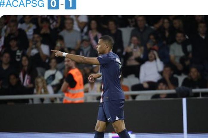 Striker Paris Saint-Germain, Kylian Mbappe, merayakan gol dalam laga Liga Prancis kontra Ajaccio di Stadion Francois Coty, Jumat (21/10/2022).