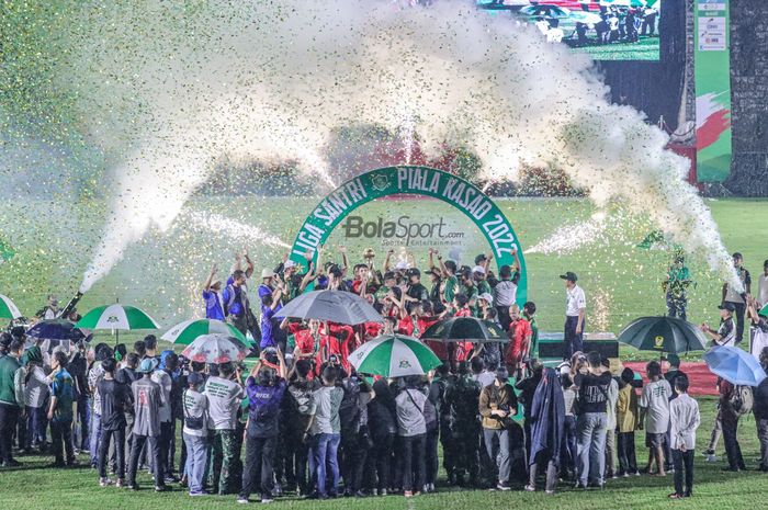 Suasana tim Jawa Barat sedang merayakan gelar Liga Santri 2022 di Stadion Madya, Senayan, Jakarta, 22 Oktober 2022.