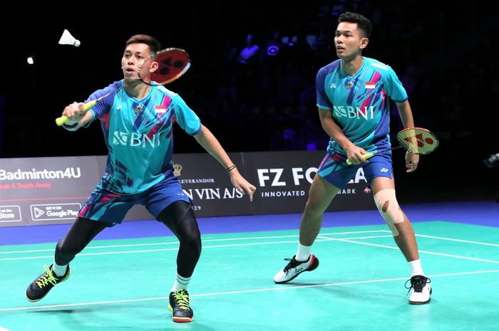 Pasangan ganda putra Indonesia, Fajar Alfian/Muhammad Rian Ardianto, saat menghadapi Ong Yew Sin/Teo Ee Yi dari Malaysia pada babak semifinal Denmark Open 2022 di Jyske Bank Arena, Odense, Denmark, Sabtu (22/10/2022)