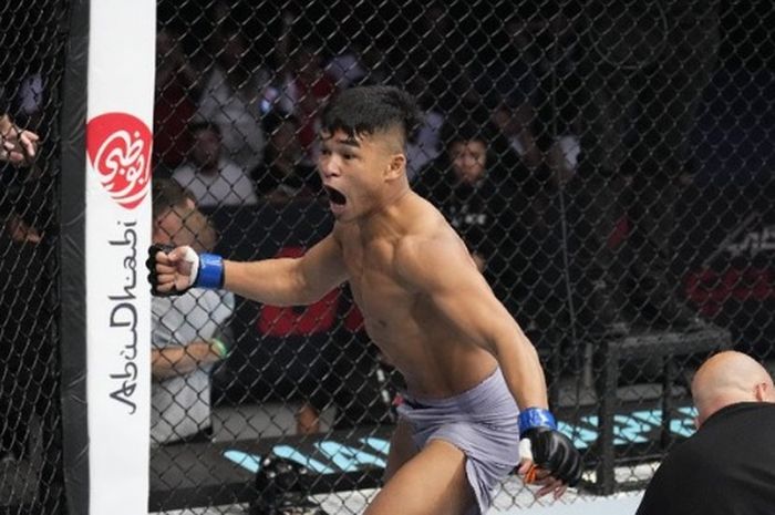 Momen petarung Indonesia, Jeka Saragih meluapkan kegembiraannya usai memukul KO lawannya Won Bin Ki pada partai semifinal Road to UFC, Minggu petang (23/10/2022) di Abu Dhabi.