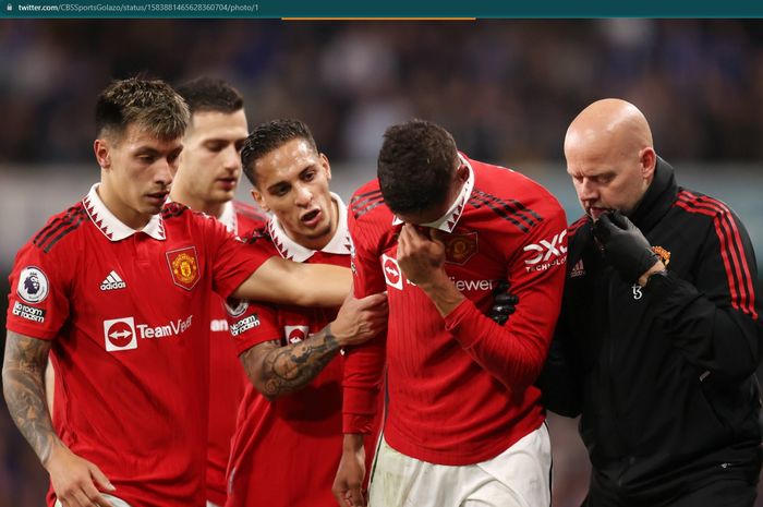 Raphael Varane dihibur oleh rekan setimnya di Manchester United setelah tidak dapat melanjutkan pertandingan melawan Chelsea karena cedera.