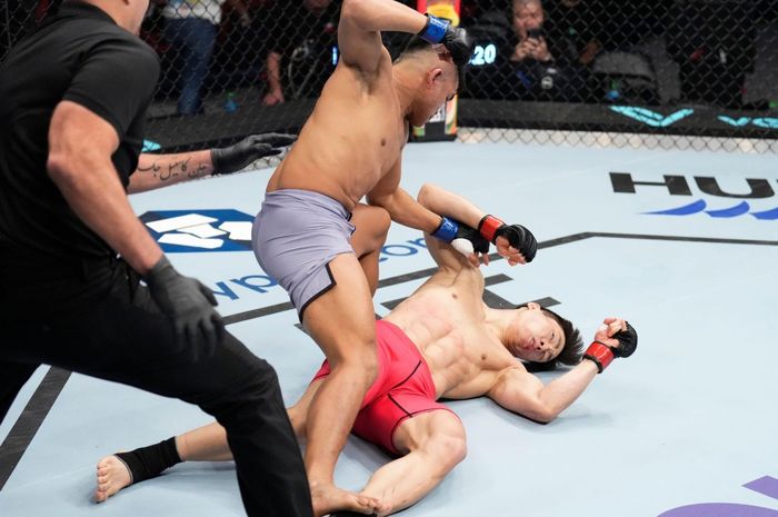 Aksi petarung asal Indonesia, Jeka Saragih menghadapi Ki Won-bin pada Road to UFC, Minggu (23/10/2022)