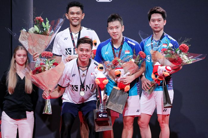 Momen keberhasilan Fajar Alfian/Muhammad Rian Ardianto dan Marcus Fernaldi Gideon/Kevin Sanjaya Sukamuljo mengunci final Denmark Open 2022 harus terganggu dengan kesalahan dalam penyebutan negara asal mereka.