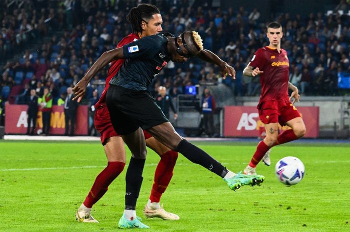 Penyerang Napoli, Victor Osimhen, berhasil mencetak gol tunggal cantik ke gawang AS Roma dalam laga Derby della Sole di Stadion Olimpico, Minggu (23/10/2022) atau Senin dini hari WIB.