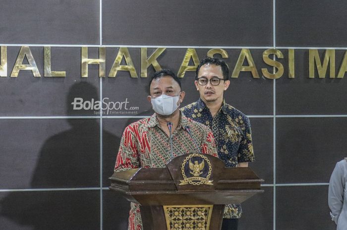 Komisioner Komnas HAM, Choirul Anam (kiri) dan Beka Ulung Hapsara (kanan), tampak sedang memberikan keterangan kepada awak media di Kantor Komnas HAM, Gambir, Jakarta, 24 Oktober 2022.
