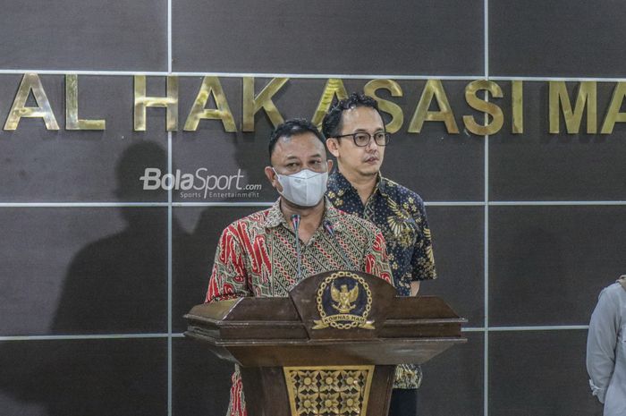 Komisioner Komnas HAM, Choirul Anam (kiri) dan Beka Ulung Hapsara (kanan), tampak sedang memberikan keterangan kepada awak media di Kantor Komnas HAM, Gambir, Jakarta, 24 Oktober 2022.