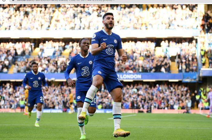 Penyerang Chelsea, Armando Broja, merayakan gol ke gawang Wolverhampton Wanderers pada matchday 10 Liga Inggris 2022-2023 di Stadion Stamford Bridge, Sabtu (8/10/2022).