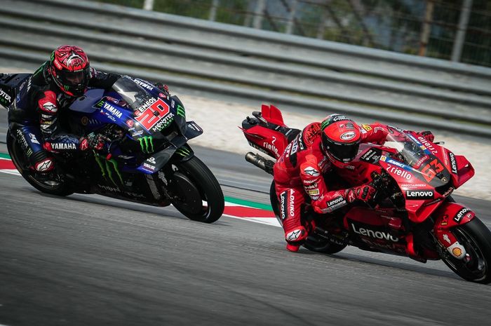 Fabio Quartararo (Monster Energy Yamaha) dan Francesco Bagnaia (Ducati Lenovo Team) pada balapan seri ke-19 MotoGP Malaysia 2022 di Sirkuit Sepang, Minggu (23/10/2022).