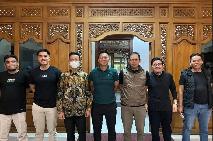 Manajemen Persebaya Surabaya dan Persis Solo saat menggelar pertemuan, Senin (24/10/2022).