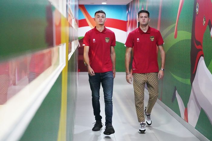 Dua calon pemain naturalisasi timnas U-20 Indonesia Ivar Jenner dan Justin Hubner saat berada di kantor PSSI, Senin (24/10/2022).