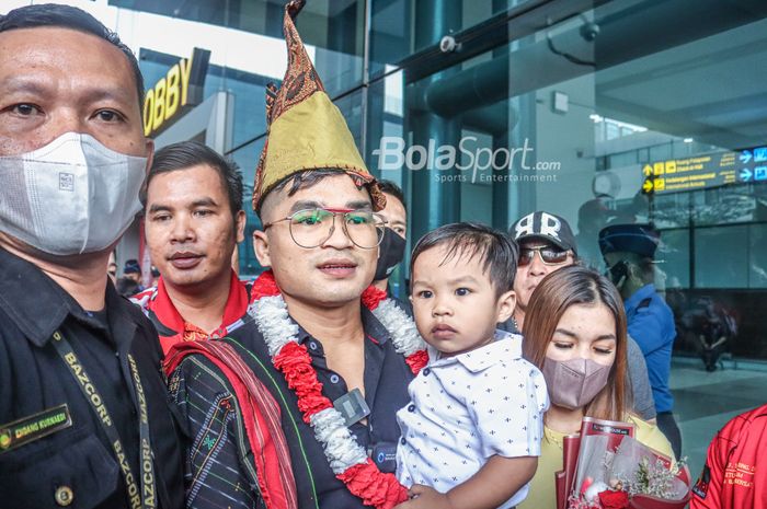 Petarung MMA asal Indonesia, Jeka Saragih (kiri), ditemani Jaysen Saragih (sang anak) dan Desita Uliana Siahaan (sang istri) saat dijumpai awak media di Terminal 3 Bandara Soekarno Hatta, Tangerang, Banten, 25 Oktober 2022.