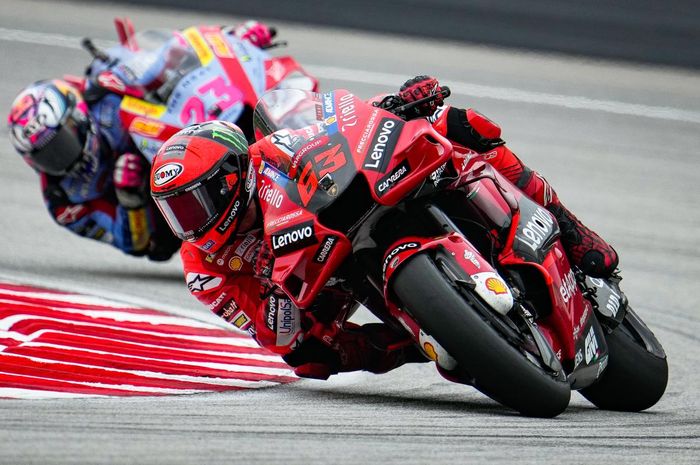 Pembalap Ducati Lenovo, Francesco Baganaia saat sedang bertarung dengan Enea Bastianini dari Gresini Racing pada balapan MotoGP Malaysia 2022