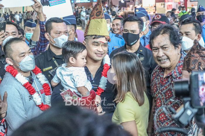 Petarung MMA asal Indonesia, Jeka Saragih (tengah) sedang menggendong sang anak bernama Jansen Saragih (kiri) dan istrinya yakni Destia Uliana Siahaan di Terminal 3 Bandara Soekarno Hatta, Tangerang, Banten, 25 Oktober 2022.