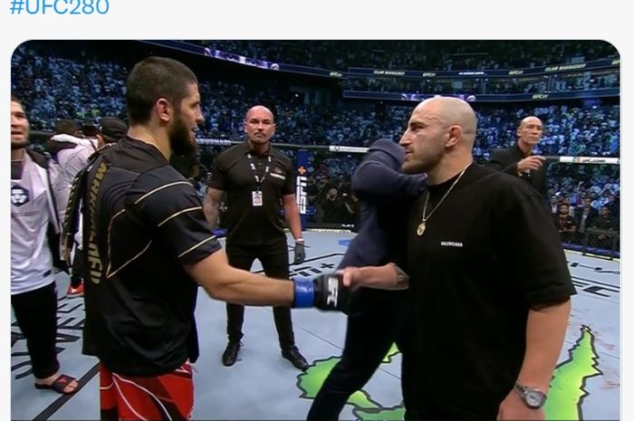 Islam Makhachev saat bertemu Alexander Volkanovski di oktagon usai main event UFC 280, Minggu (23/10/2022) WIB di Abu Dhabi.