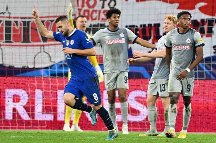 Gelandang Chelsea, Mateo Kovacic, merayakan gol ke gawang RB Salzburg pada matchday 5 babak penyisihan Grup E Liga Champions 2022-2023 di Stadion Salzburg, Selasa (25/10/2022).