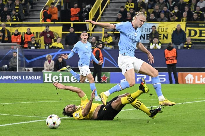 Aksi penyerang Manchester City, Erling Haaland, dalam laga melawan Borussia Dortmund pada matchday 5 babak penyisihan Grup G Liga Champions 2022-2023 di BVB Stadion Dortmund, Selasa (25/10/2022).