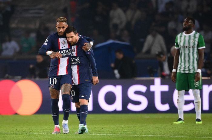 Lionel Messi dan Neymar merayakan gol PSG ke gawang Maccabi Haifa dalam duel Liga Champions di Parc des Princes, Paris (25/10/2022).