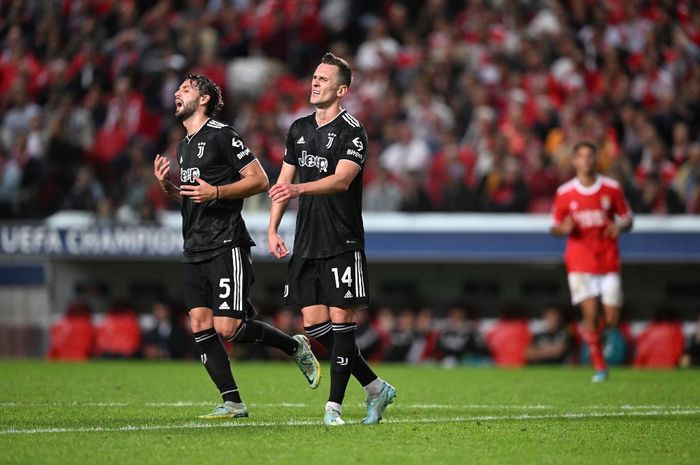 Ekspresi dua pemain Juventus,Manuel Locatelli (kiri) dan  Arkadiusz Milik (R) pada matchday 5 Grup H Liga Champions versus Benfica di Estadio Da Luz, Rabu (26/10/2022). 