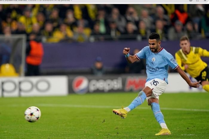 Winger Manchester City, Riyad Mahrez, saat mengeksekusi penalti di laga melawan Borussia Dortmund pada penyisihan Grup G Liga Champions 2022-2023, Selasa (25/10/2022) waktu setempat atau Rabu dini hari WIB.
