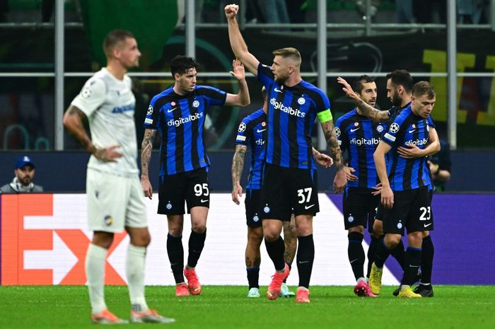 Para pemain Inter Milan merayakan gol yang dicetak Henrikh Mkhitaryan ke gawang Viktoria Plzen dalam matchday 5 babak penyisihan Grup C Liga Champions 2022-2023 di Stadion Giuseppe Meazza, Rabu (26/10/2022).