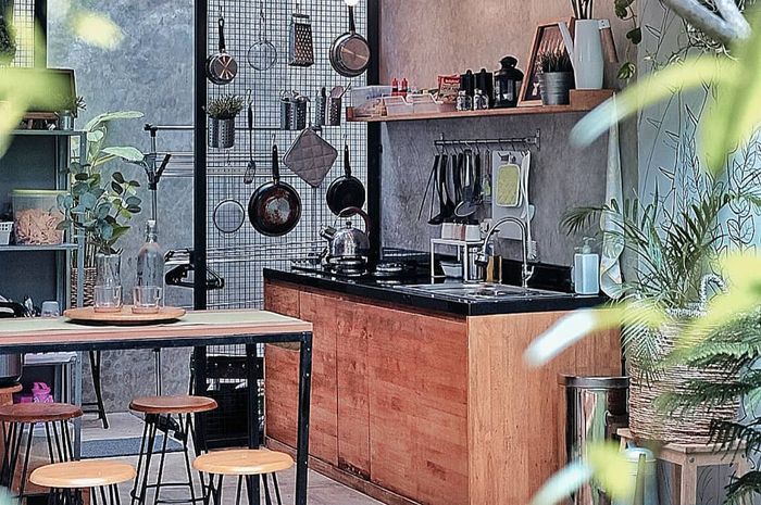 Dekorasinya Penuh Tanaman Segar, Desain Dapur Menyatu dengan Ruang Cuci