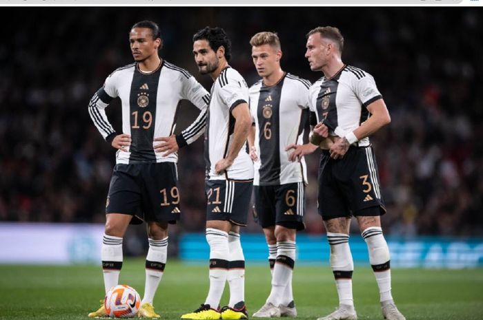 Para pemain timnas Jerman, (dari kiri) Leroy Sane, Ilkay Guendogan, Joshua Kimmich, dan David Raum, saat bersiap melakukan tendangan bebas.
