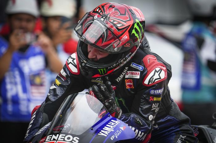 Pembalap Monster Energy Yamaha, Fabio Quartararo, berlomba dengan kondisi cedera patah tulang jari pada balapan MotoGP Malaysia di Sirkuit Sepang, Malaysia, 23 Oktober 2022.