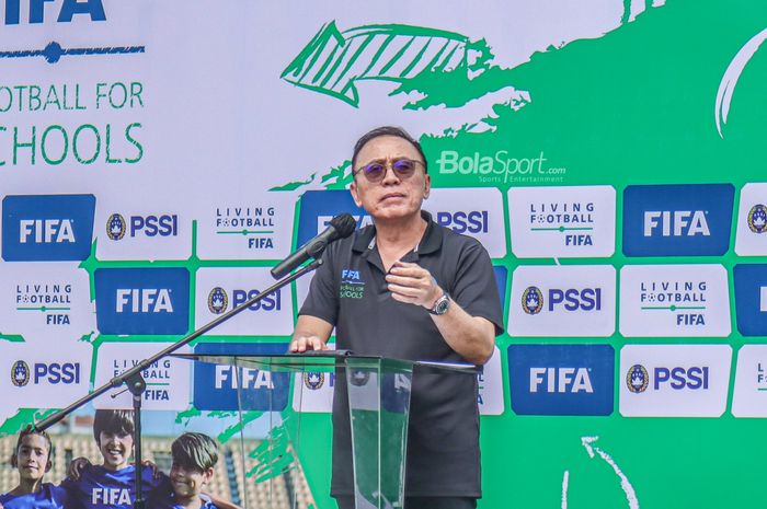 Ketua Umum PSSI, Mochamad Iriawan, saat sedang memberikan keterangan jumpa pers di Lapangan Rugby, Senayan, Jakarta, 28 Oktober 2022.