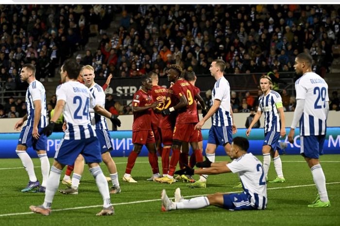 Para pemain AS Roma merayakan gol ke gawang HJK Helsinki dalam matchday 5 Liga Europa 2022-2023 di Helsinki Stadium, Kamis (27/10/2022).