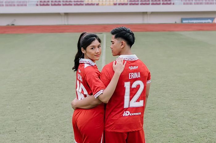 Kaesang Pangarep dan Erina Gundono pamer foto di Stadion Manahan dengan kaus merah, nomor punggung diduga tanggal pernikahan mereka