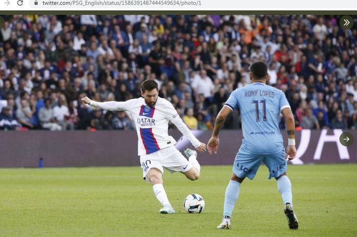Megabintang Paris Saint-Germain, Lionel Messi, mencetak gol dengan tendangan keras kaki kiri dari luar kotak penalti saat menghadapi Troyes di Liga Prancis