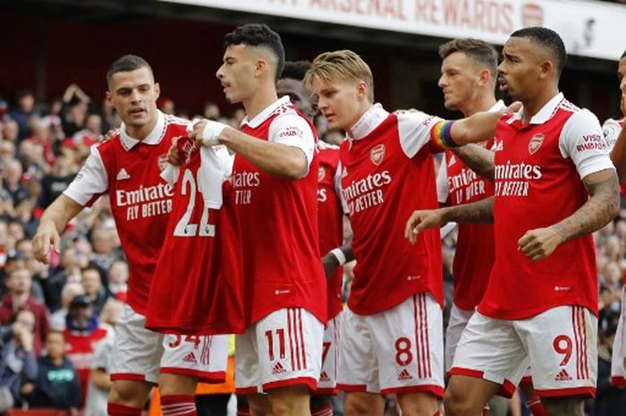 Pemain Arsenal asal Brasil, Gabriel Martinelli, mengangkat kaus bek Arsenal yang dipinjamkan ke Monza, Pablo Mari, (baru-baru ini cedera dalam insiden penusukan di Italia) saat ia merayakan dengan rekan setimnya setelah mencetak gol pembuka pada  Arsenal vs Nottingham Forest, Minggu (30/10/2022).