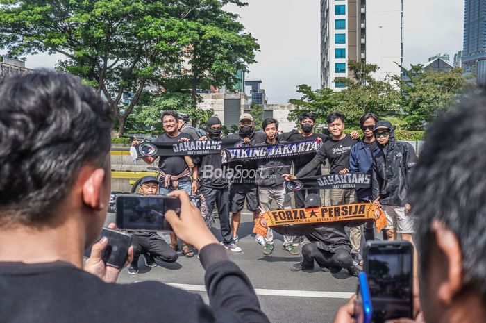 Viking Jakarta tampak sedang berfoto bersama dengan sejumlah The Jakmania di Kawasan Car Free Day, Jakarta, 30 Oktober 2022.