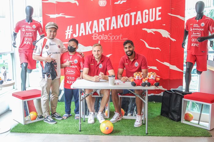 Dua pemain Persija Jakarta, Hanno Behrens dan Abdulla Yusuf, tampak sedang berfoto bersama dengan The Jakmania saat Meet and Greet di Persija Official Store, Jakarta, 30 Oktober 2022.