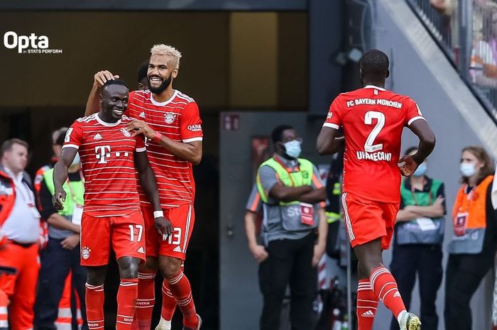 Para pemain Bayern Muenchen merayakan gol yang dicetak Sadio Mane ke gawang FSV Mainz 05 dalam matchday 12 Bundesliga 2022-2023 di Stadion Allianz Arena, Sabtu (29/10/2022).